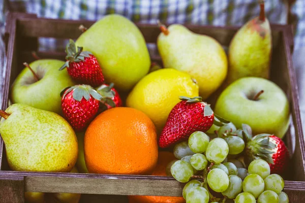 Färsk Frukt Jordbrukare Med Skål Med Frukter Fruktkorg — Stockfoto