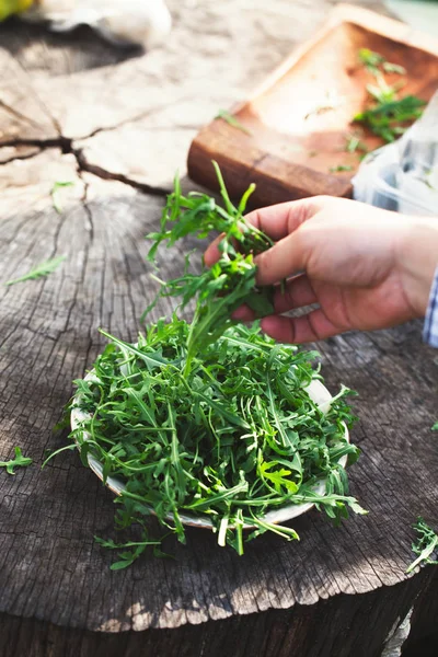 Verduras Ecológicas Comida Saludable Ensalada Cohetes Manos Agricultores —  Fotos de Stock