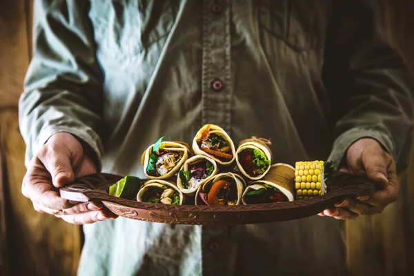 Homem Com Petiscos Molhos Comida Mexicana Tortilla Comida Festa Chef — Fotografia de Stock