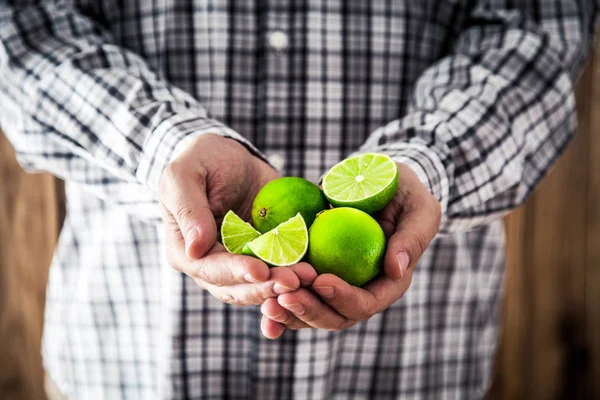 Organikus Gyümölcs Farmerek Friss Gyümölccsel Dolgoznak Friss Bio Lime Zöld — Stock Fotó