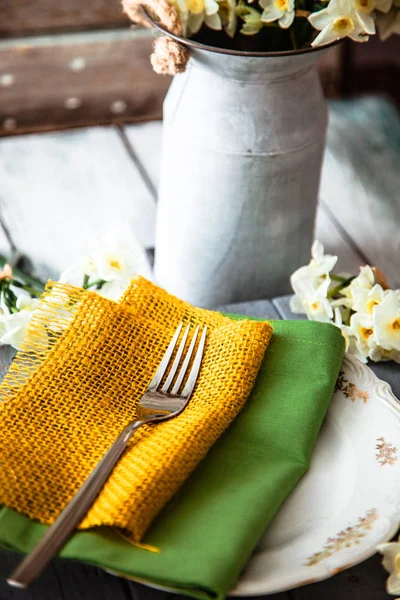 Frühlingstisch Gedeckt Narzissenblüte Gabel Auf Dem Ostertisch Festtagstisch Gedeckt — Stockfoto