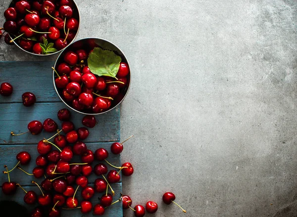 Cerezas Frescas Sobre Madera Fruta Orgánica Fresca Cerezas Rojas — Foto de Stock