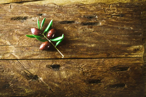 Oliven Auf Olivenzweigen Holztisch Mit Oliven Altes Holz Mit Oliven — Stockfoto