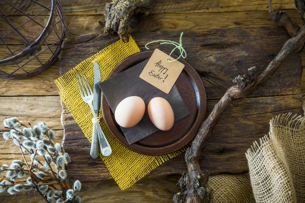 Apparecchiare Tavola Pasqua Uova Fresche Sul Piatto Tavolo Primaverile Flatlay — Foto Stock