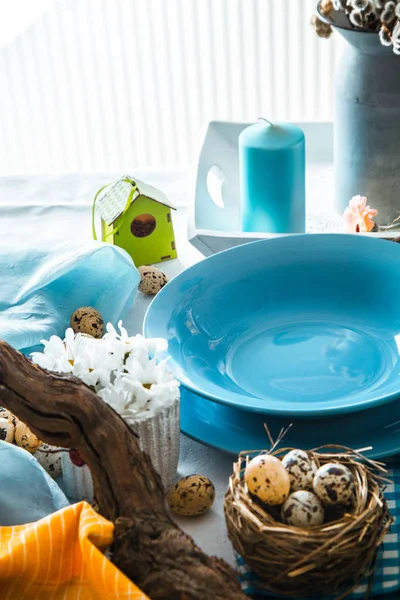 イースターテーブルの設定 皿の上の新鮮な卵 春のテーブル — ストック写真