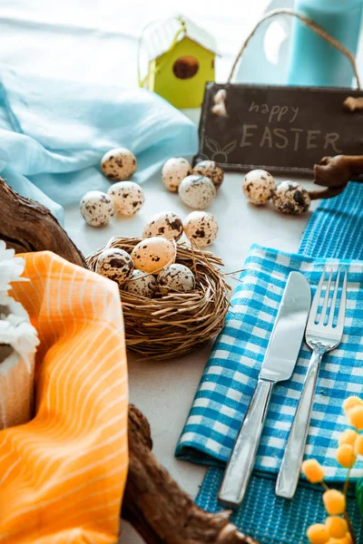 Ostertafel Gedeckt Frische Eier Auf Dem Teller Frühlingstisch — Stockfoto
