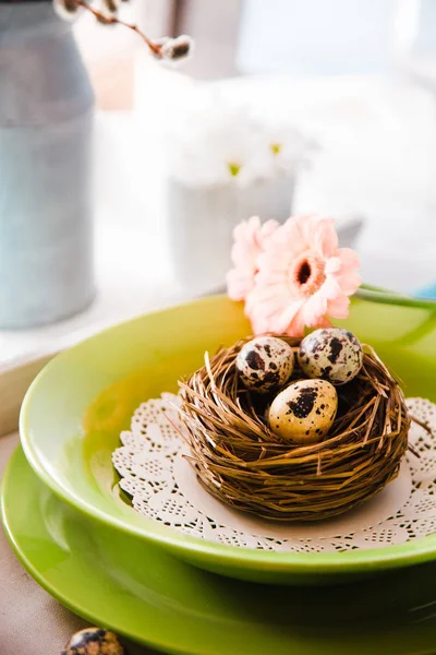 Ostertafel Gedeckt Frische Eier Auf Dem Teller Frühlingstisch — Stockfoto