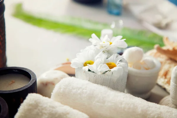 温泉和健康 天然环境下温泉治疗用的新鲜毛巾 化妆品 — 图库照片