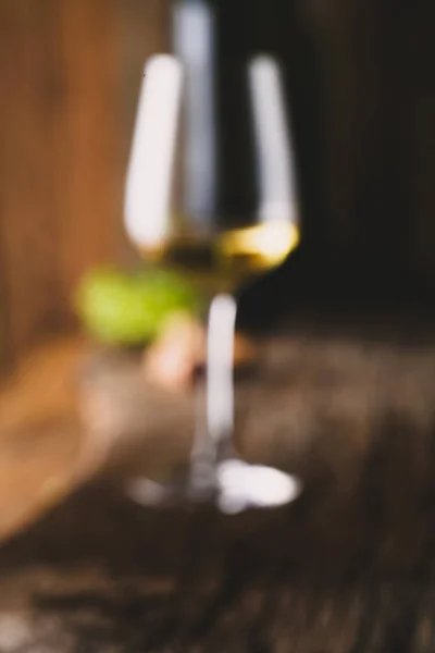 Verschwommene Aufnahme Eines Weinglases Glas Weißwein Weinkeller Alter Weißwein Auf — Stockfoto
