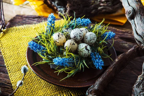 Apparecchiare Tavola Pasqua Uova Fresche Sul Piatto Tabella Primavera — Foto Stock