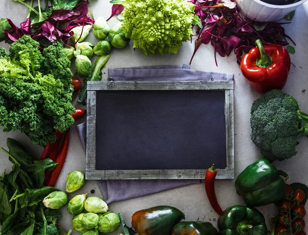 新鮮な野菜 Flatlay オーバー ヘッド フレーム 野菜黒板 食品のレイアウト ダイエット ダイエット計画 — ストック写真
