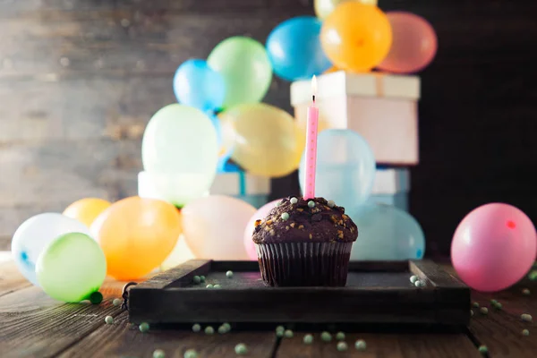 誕生の背景 誕生日のお祝いケーキに 誕生日グリーティング カード — ストック写真