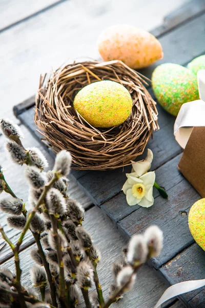 木材にイースターの卵 カラフルなイースター休日コンセプト自然繊維バスケットの卵 — ストック写真
