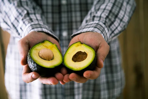 Chef Con Aguacate Hombre Sosteniendo Fruta Fresca Aguacate —  Fotos de Stock