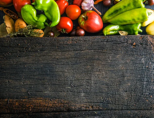 Legumes em madeira — Fotografia de Stock