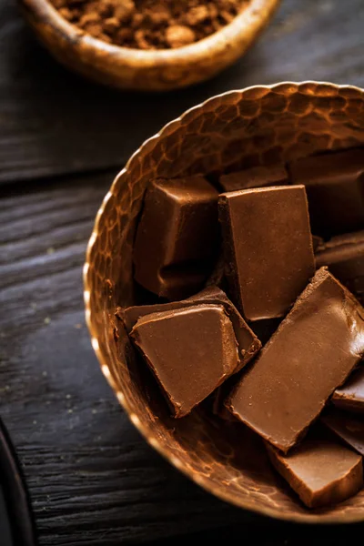 Barrette di cioccolato in bown — Foto Stock