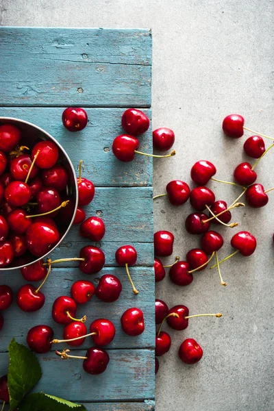 Cerezas frescas sobre madera — Foto de Stock