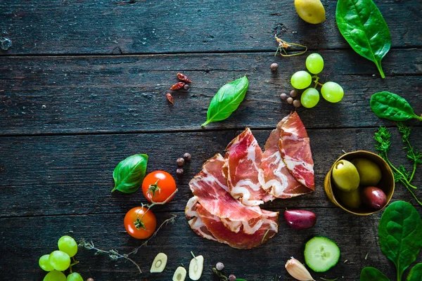 Ahşap üzerine İtalyan jambon — Stok fotoğraf