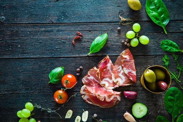 Italienischer Schinken auf Holz — Stockfoto