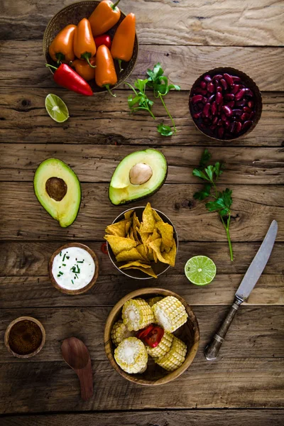Avocado en tortilla chips met groenten — Stockfoto