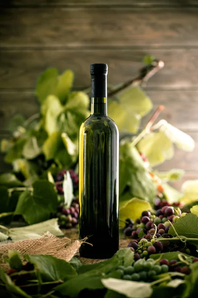 Vinflaskor på trä — Stockfoto