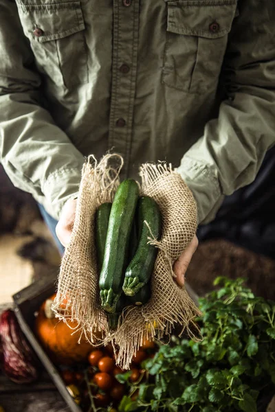 Verdure biologiche su legno — Foto Stock