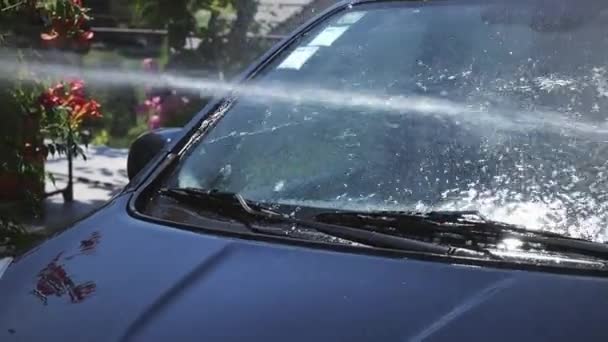 庭のホースが付いている洗車のフロントガラス — ストック動画