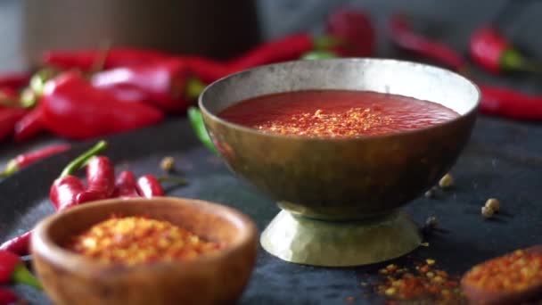 Rote Frische Bio Chilischote Auf Holztisch — Stockvideo