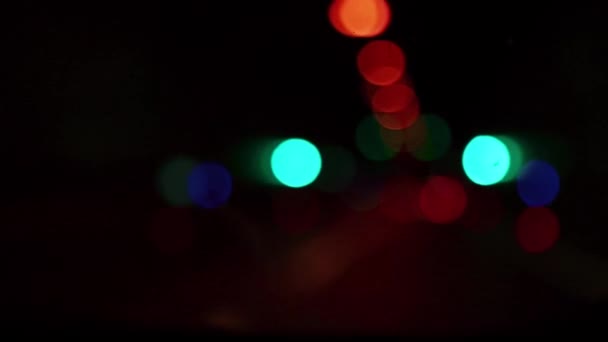 模糊背景 夜间交通闪烁的散景圈 — 图库视频影像