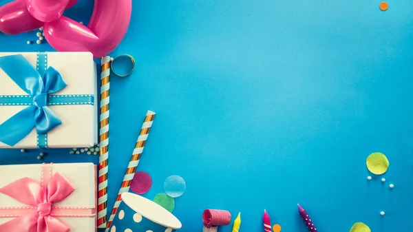 Şimdiki ve konfeti ile doğum günü konsepti — Stok fotoğraf