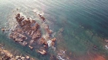 Brittany uçurum ve okyanus üzerinde gezinen hava, 4k sıra 2 2 - Resiflerin üzerinde, deniz üzerinde izleme ve yukarı eğilerek, okyanusta güneşin parlak yansımaları gösteren. Bazı mercek fişekleri.