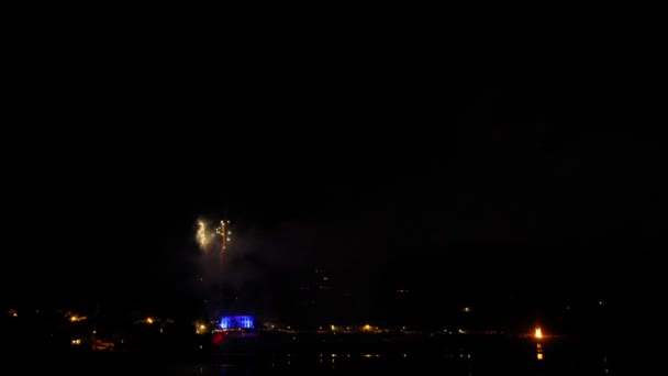 Timelapse Fogo Artifício Uma Praia Sobre Uma Cidade Costeira Zoom — Vídeo de Stock