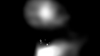 Siyah bir arka plan üzerinde bulanık hareketli beyaz lekeler. Ön planda kıvılcımlar patlıyor. Arka plan veya film kredileri için soyut grafik animasyon...