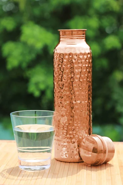 Hint geleneksel el yapımı bakır su şişeyle kadeh