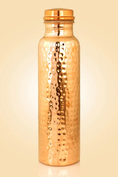 Traditionelle Indische Kupfer Mineralwasserflasche Isoliert — Stockfoto