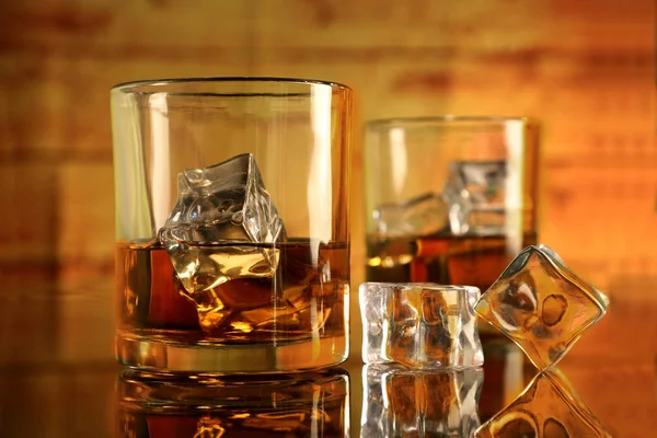 Bicchieri Rum Whisky Con Cubetti Ghiaccio — Foto Stock