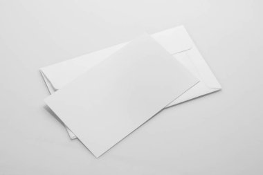 Boş beyaz zarf Mockup bir davetiye ile