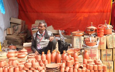 Faridabad, Haryana / Hindistan - 16 Şubat 2018: el yapımı çanak çömlek saksı, kupalar, şişe satıcı Surajkund El Sanatları Mela - 1 milyondan fazla ziyaretçi ile dünyanın en büyük el sanatları Fuarı 