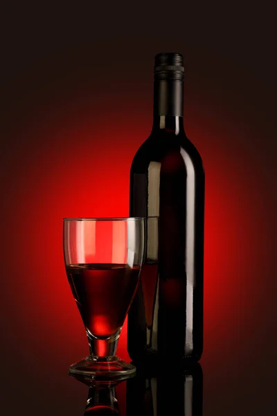 赤ワインボトルとガラス — ストック写真