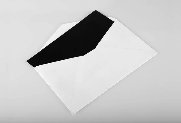 Cartão Convite Preto Branco Com Envelope Branco Mockup — Fotografia de Stock