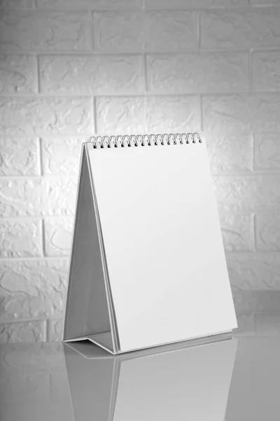 Calendrier Blanc Vierge Pour Les Maquettes Sur Fond Mur Brique — Photo