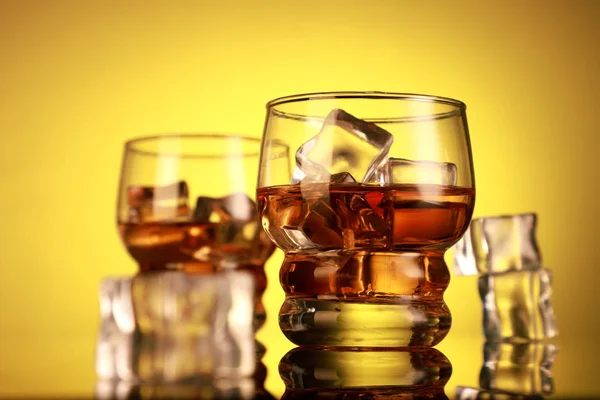 Cola Rum Bicchieri Whisky Con Cubetti Ghiaccio — Foto Stock