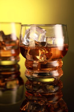 Kola / ROM / viski buz küpleri ile gözlük
