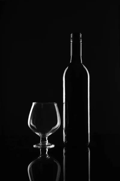 赤ワインのボトルと黒の背景にガラス — ストック写真