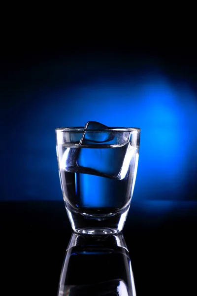 Shot Glass Con Cubo Hielo Sobre Fondo Azul — Foto de Stock