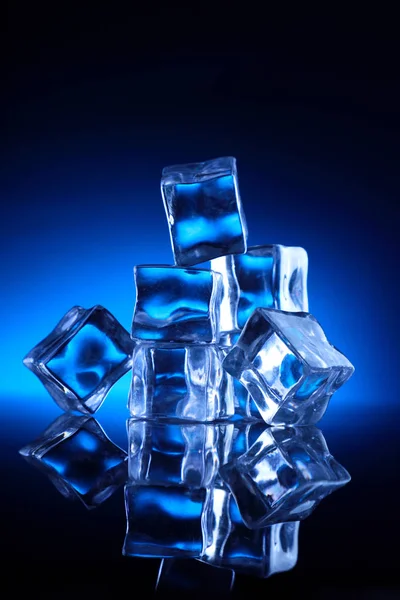 Ice Cubes ditumpuk di Biru Latar Belakang — Stok Foto