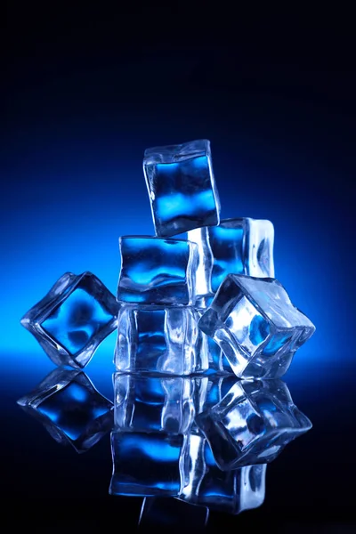 Cubos Hielo Apilados Sobre Fondo Azul — Foto de Stock