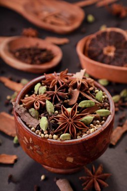 Hint baharat ve otlar bir ahşap kase