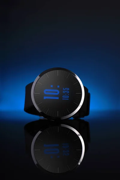 Fitness Tracker / Smart Watch su sfondo blu — Foto Stock