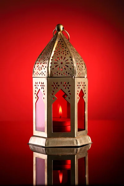 Золотой и красный исламский фонарь для празднования Рамадана / Пасхи — стоковое фото